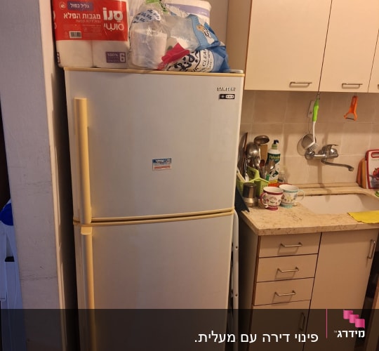 מוצרי ניקוי ומגבונים על מקרר במטבח